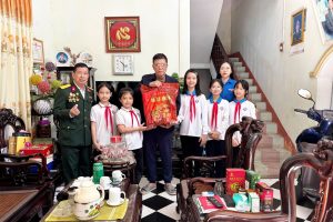 TỔ CHỨC THĂM HỎI, TẶNG QUÀ CÁC GIA ĐÌNH TBLS, BỆNH BINH NHÂN DỊP 22/12